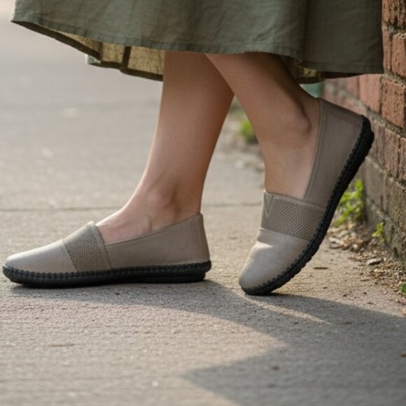 Trotters Ruby Grey Warm and Cozy Slippers - Size 8 - Picture 2 of 8